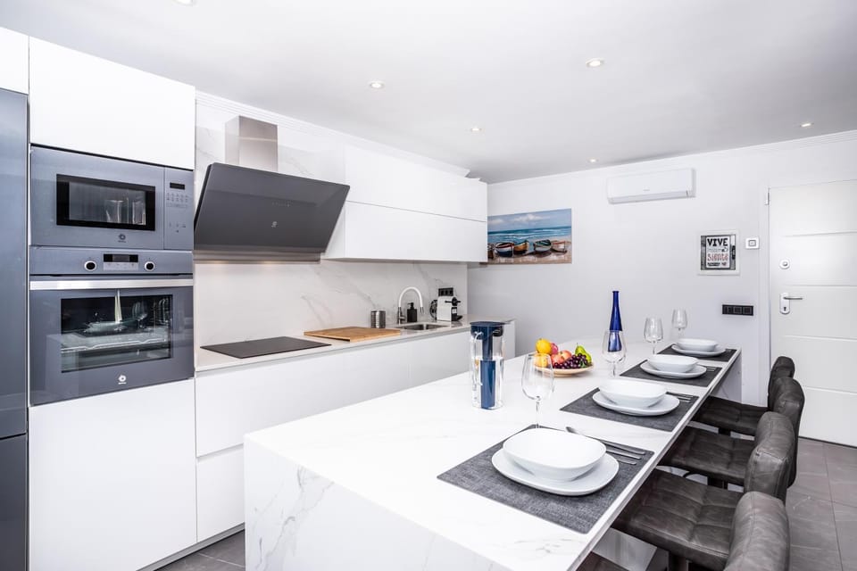 Kitchen or kitchenette, Dining area, oven, stove