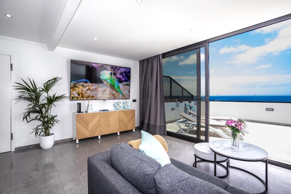 Natural landscape, TV and multimedia, Living room, Photo of the whole room, Seating area, Sea view
