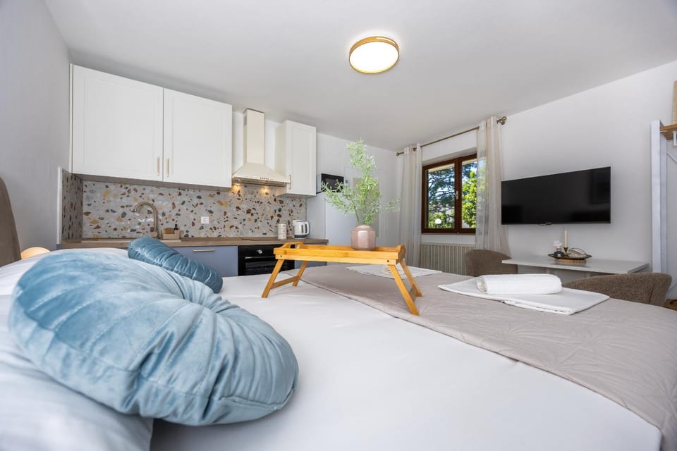 Bed, TV and multimedia, Kitchen or kitchenette, Dining area, towels