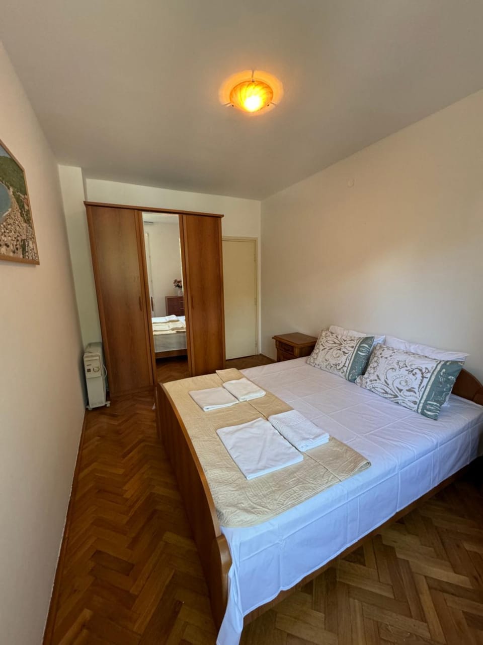 Photo of the whole room, Bedroom, towels, wardrobe