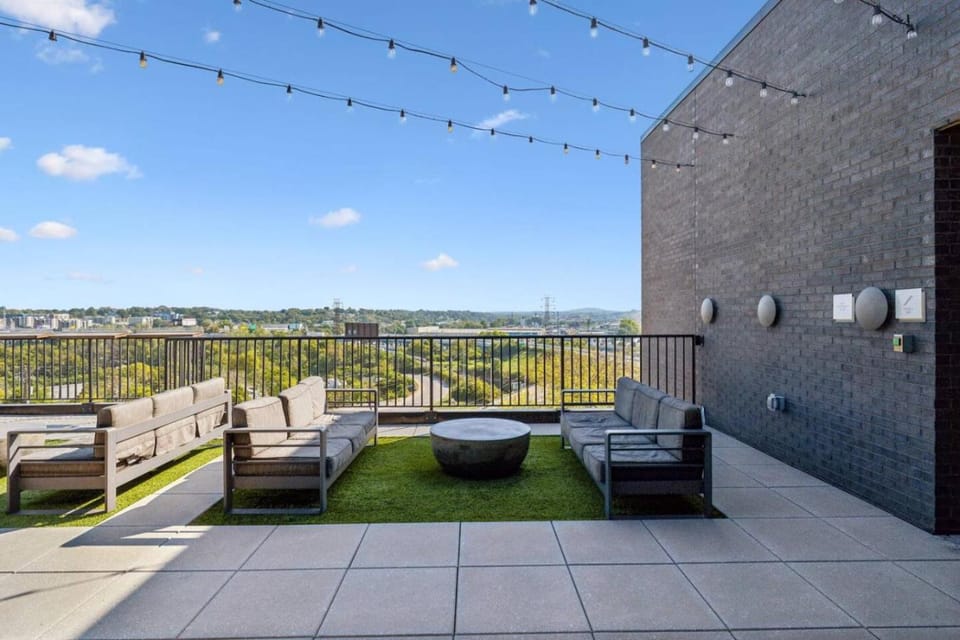 Music City Muse Downtown Nashville, 5 Mins to Lower Broadway Apartment in Nashville