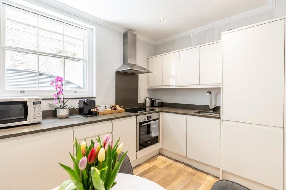 Coffee/tea facilities, Kitchen or kitchenette, dishwasher, oven, stove, toaster