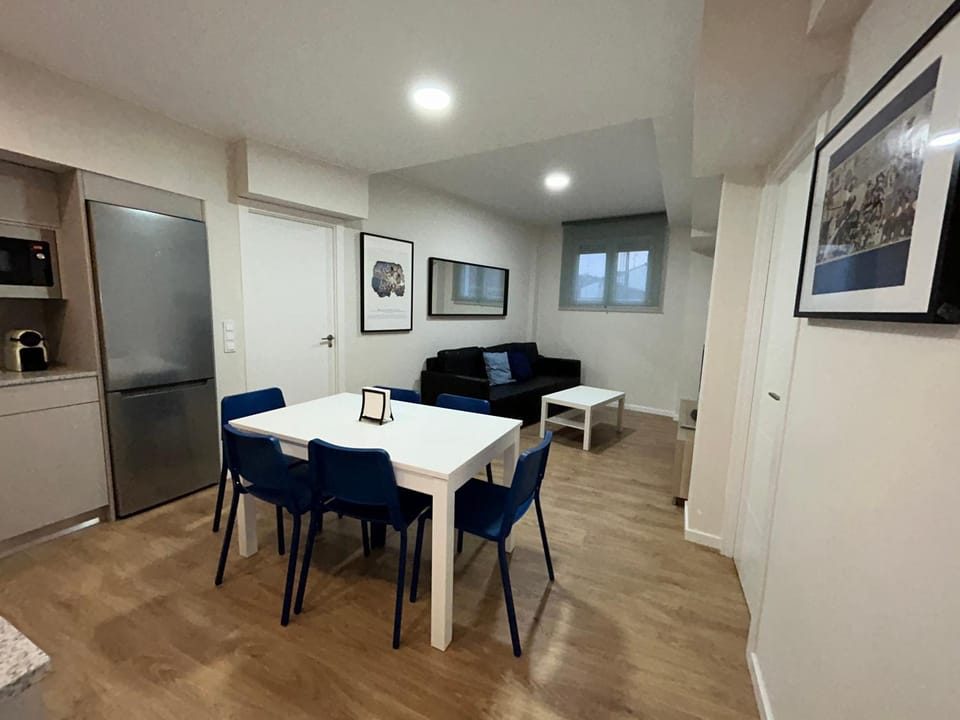 TV and multimedia, Kitchen or kitchenette, Living room, Seating area, Dining area