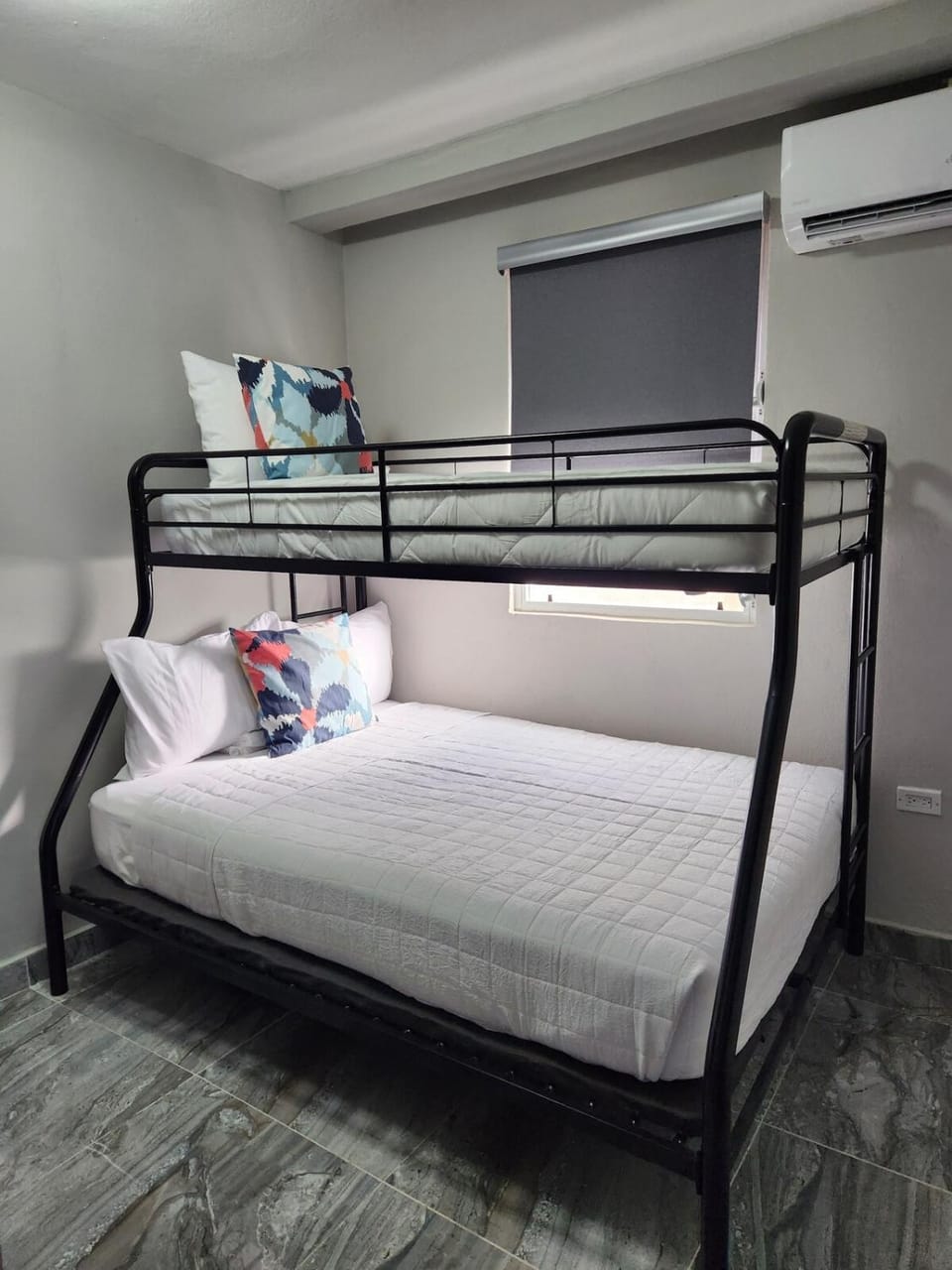 Bedroom, bunk bed