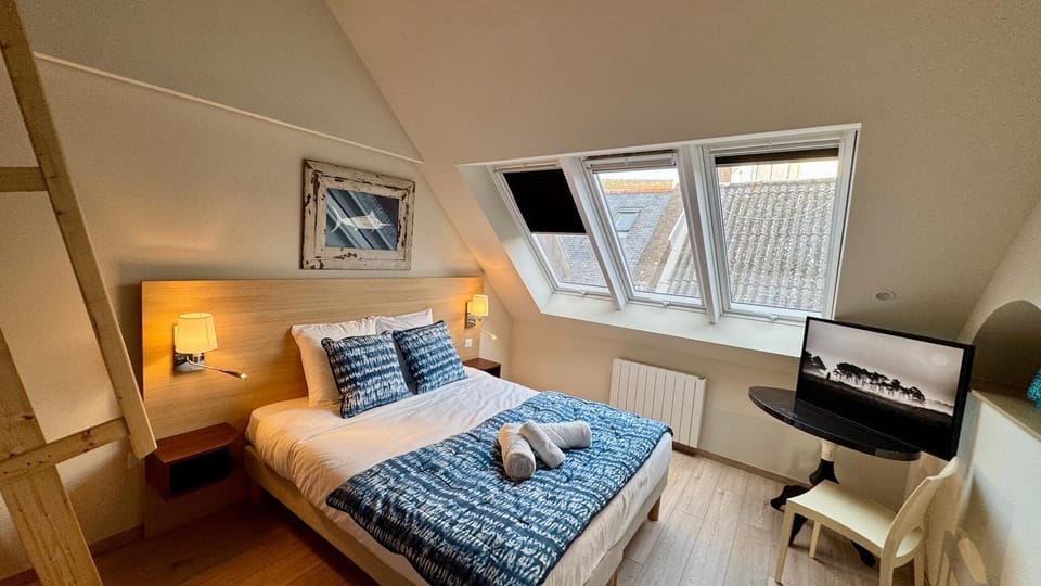 Property building, Living room, Bedroom