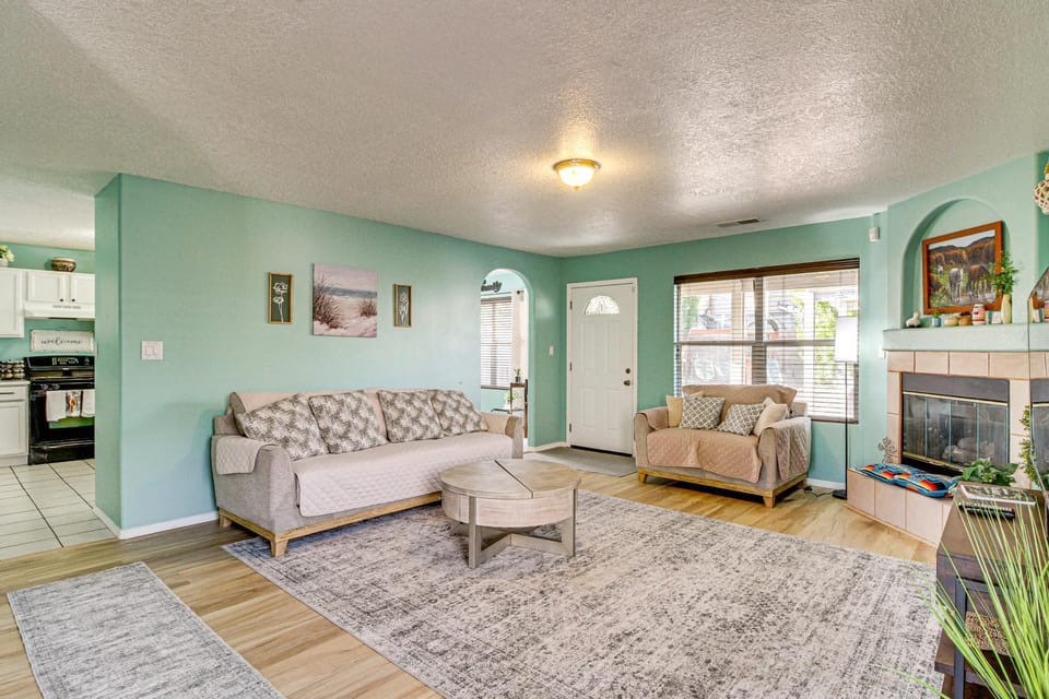11 Mi to River of Lights: Family Home w/ Yard House in Rio Rancho