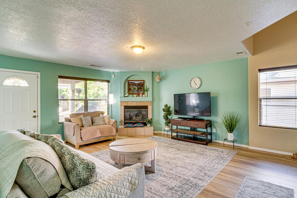 11 Mi to River of Lights: Family Home w/ Yard House in Rio Rancho
