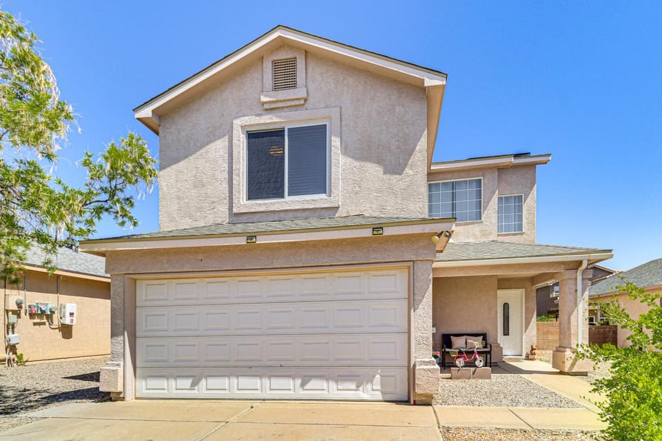 11 Mi to River of Lights: Family Home w/ Yard House in Rio Rancho