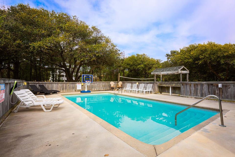 Less than 5min Walk to Beach with Pool Fire Pit House in Corolla
