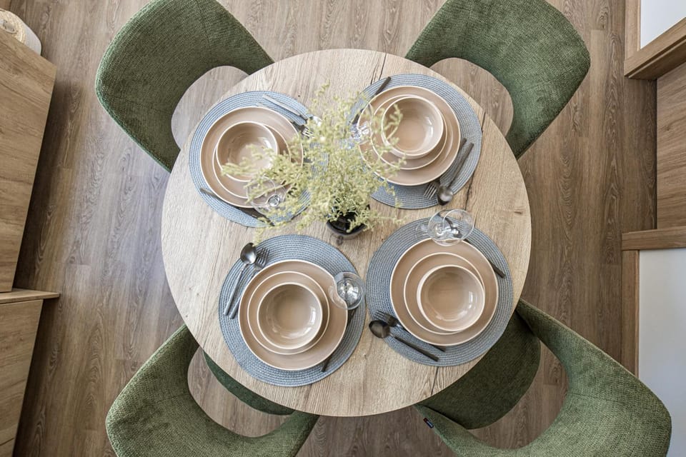 Coffee/tea facilities, Living room, Seating area, Dining area