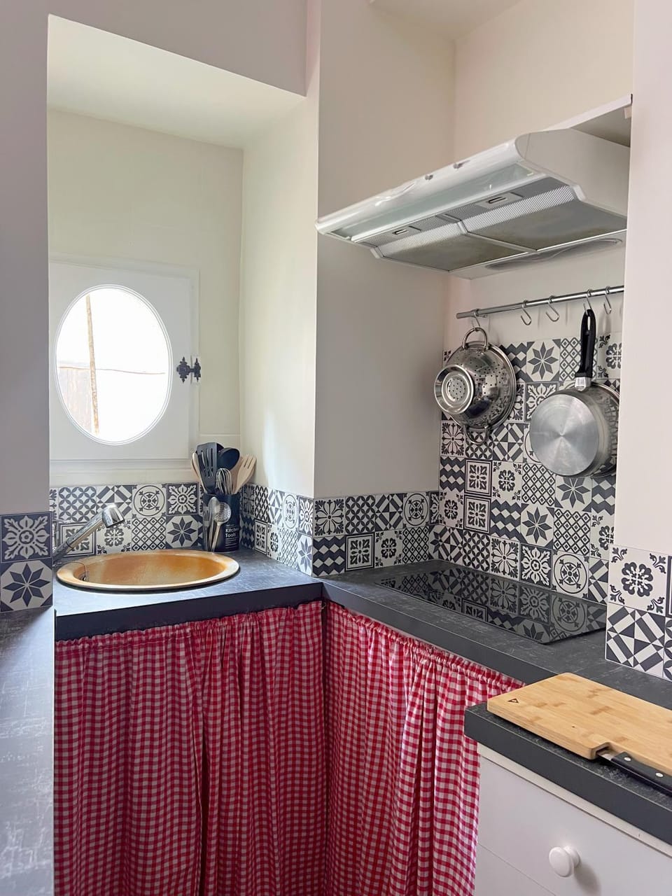 Kitchen or kitchenette, stove