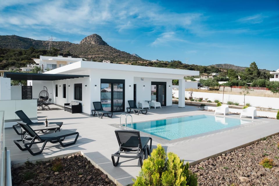 Property building, Patio, Natural landscape, Garden, Mountain view, Pool view, Swimming pool, sunbed