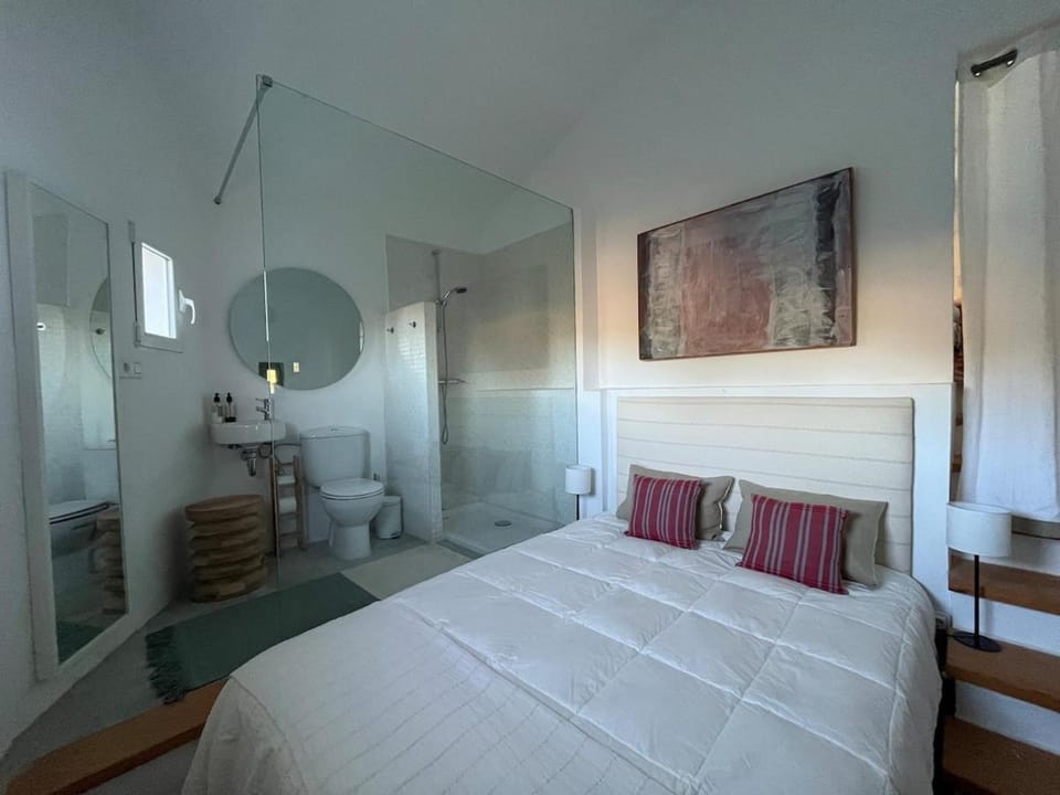 Bed, Bathroom, Photo of the whole room, Bedroom