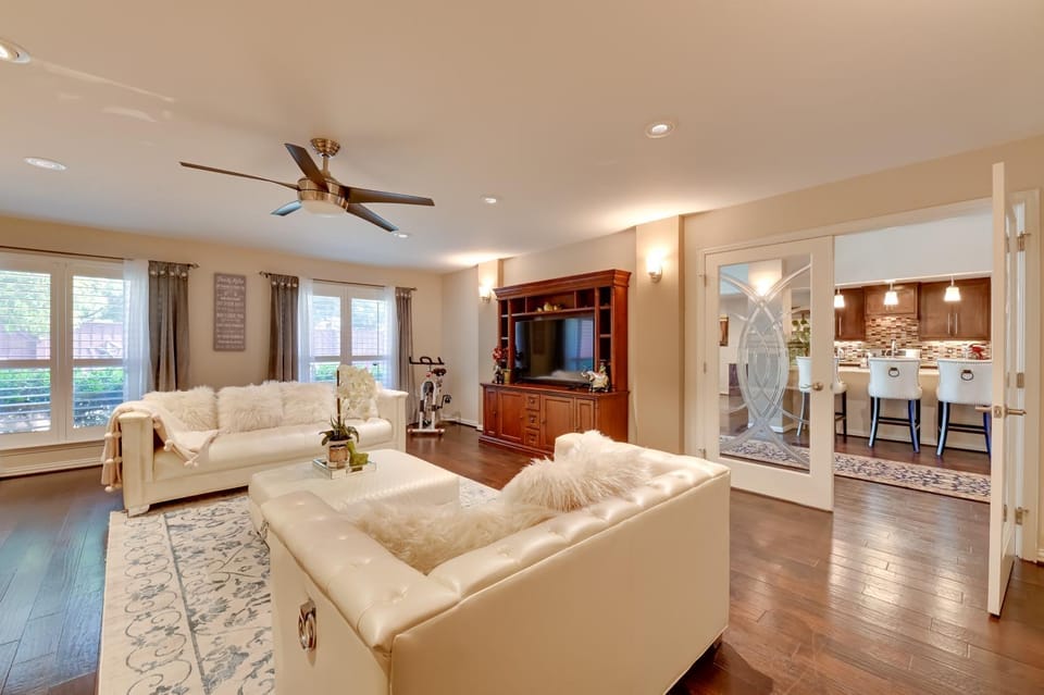 Large Luxury Home with Saltwater Pool House in Lake Lewisville