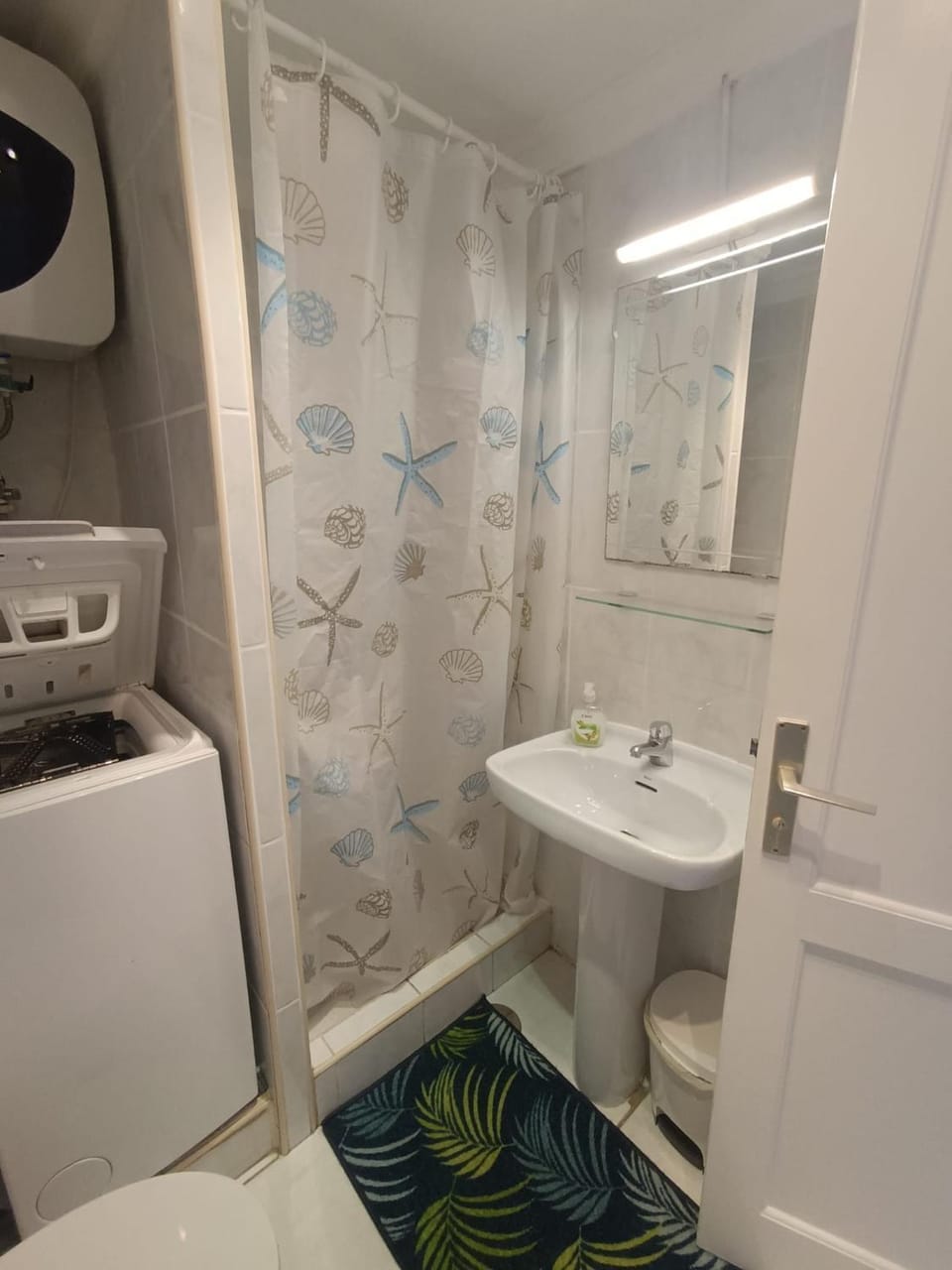 Shower, Toilet, Bathroom, towels, washing machine