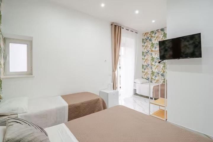 Bed, TV and multimedia, Photo of the whole room, Bedroom