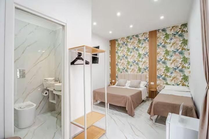 Shower, Toilet, Bed, Bathroom, Photo of the whole room, Bedroom, towels