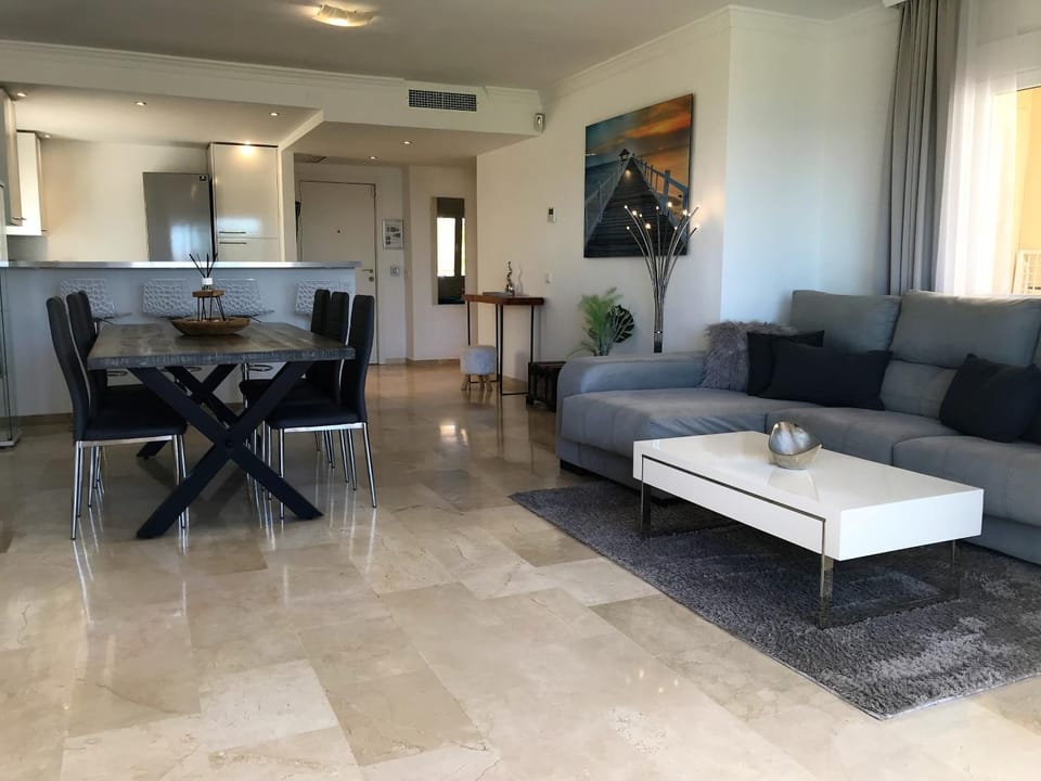 Kitchen or kitchenette, Living room, Seating area, Dining area