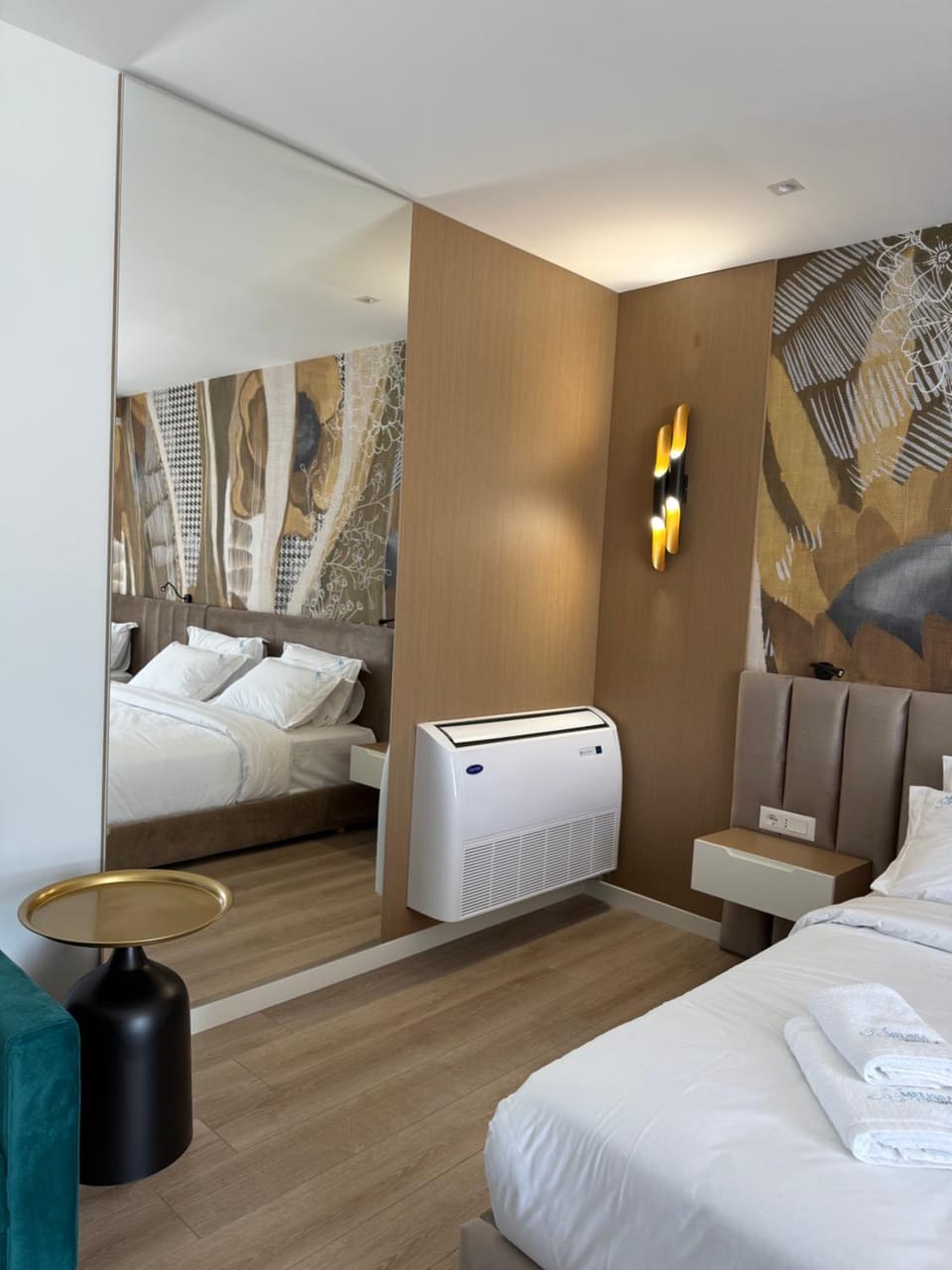 Bed, Bedroom, towels