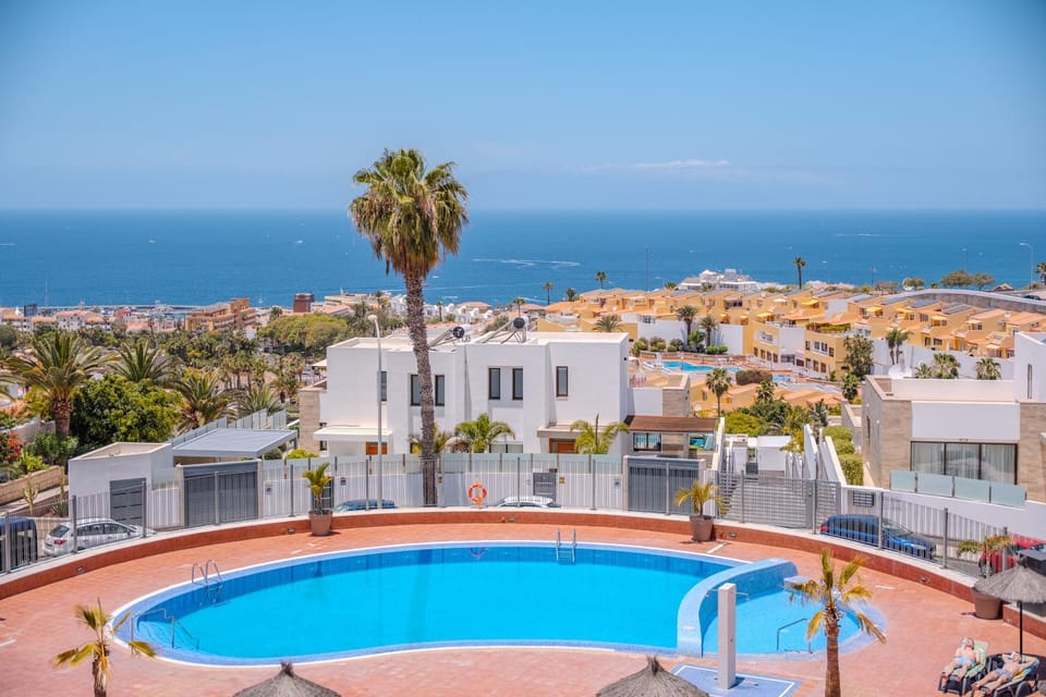 Property building, Nearby landmark, Day, Bird's eye view, Beach, City view, Sea view, Street view, Swimming pool, Location