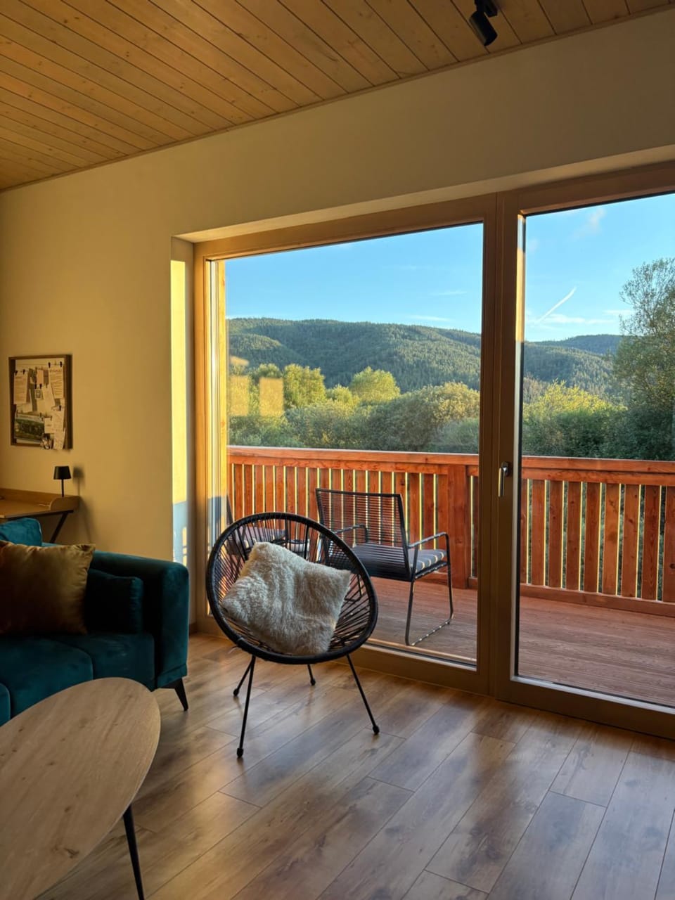 Natural landscape, Balcony/Terrace, Seating area, Mountain view
