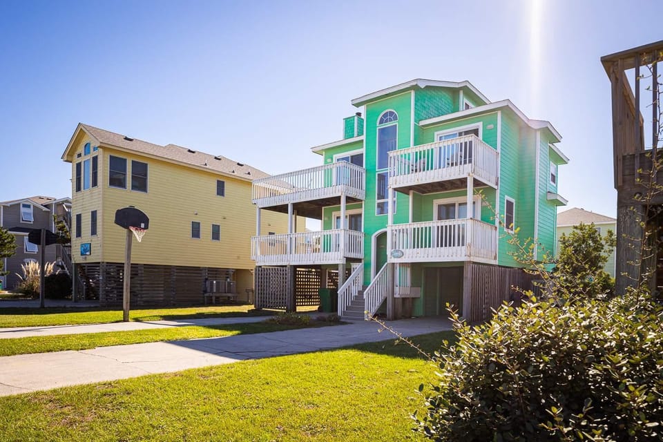 1 min walk to the beach with pool an hot tub House in Corolla