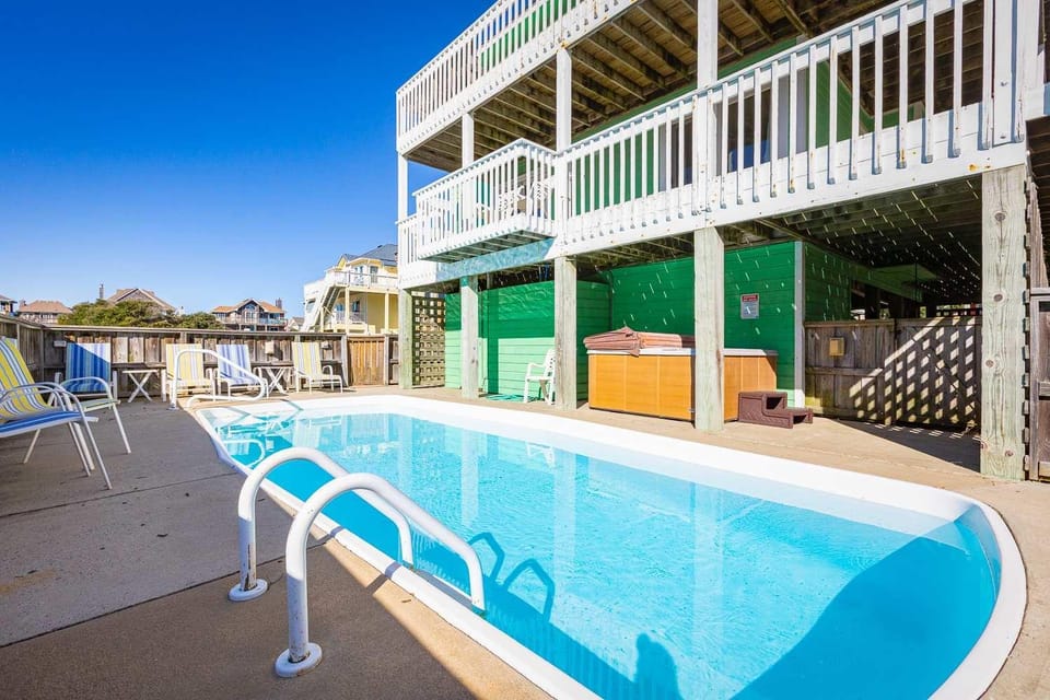 1 min walk to the beach with pool an hot tub House in Corolla