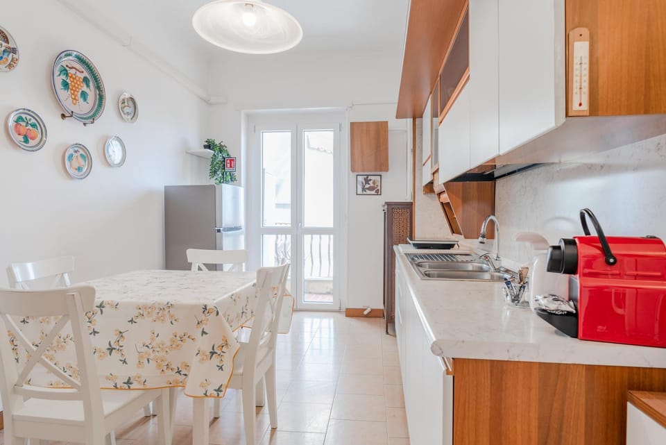 Kitchen or kitchenette, Dining area, stove