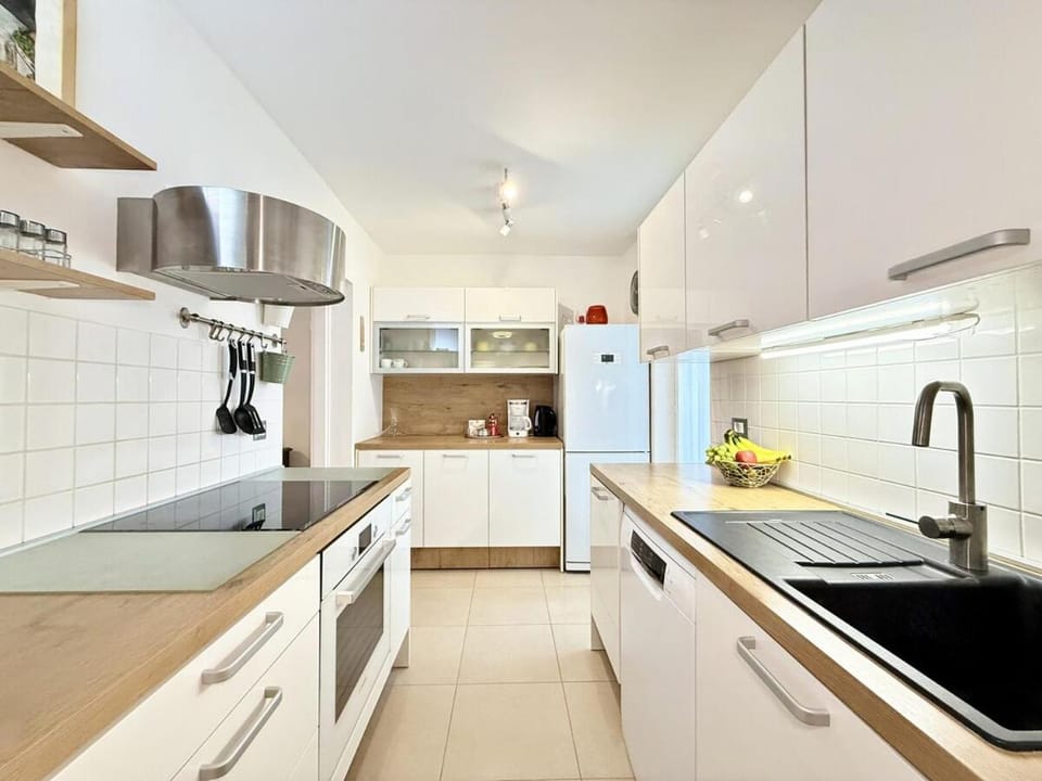Kitchen or kitchenette, dishwasher, stove