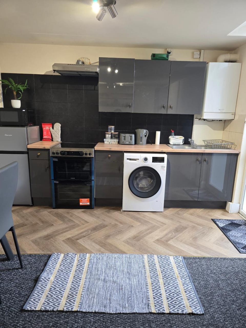 Coffee/tea facilities, Kitchen or kitchenette, oven, stove, toaster, washing machine