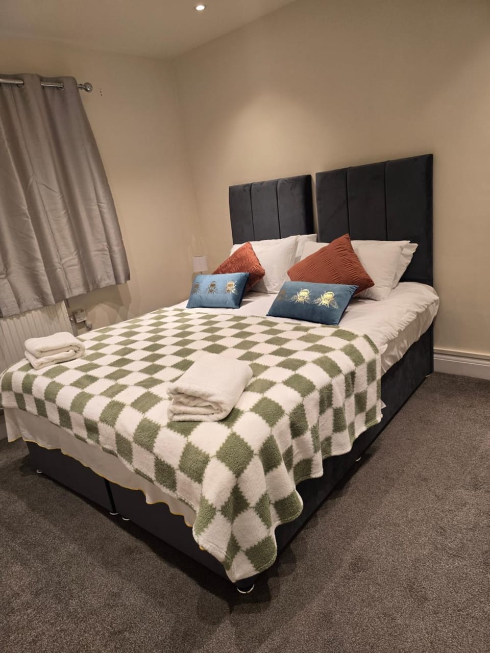 Photo of the whole room, Bedroom