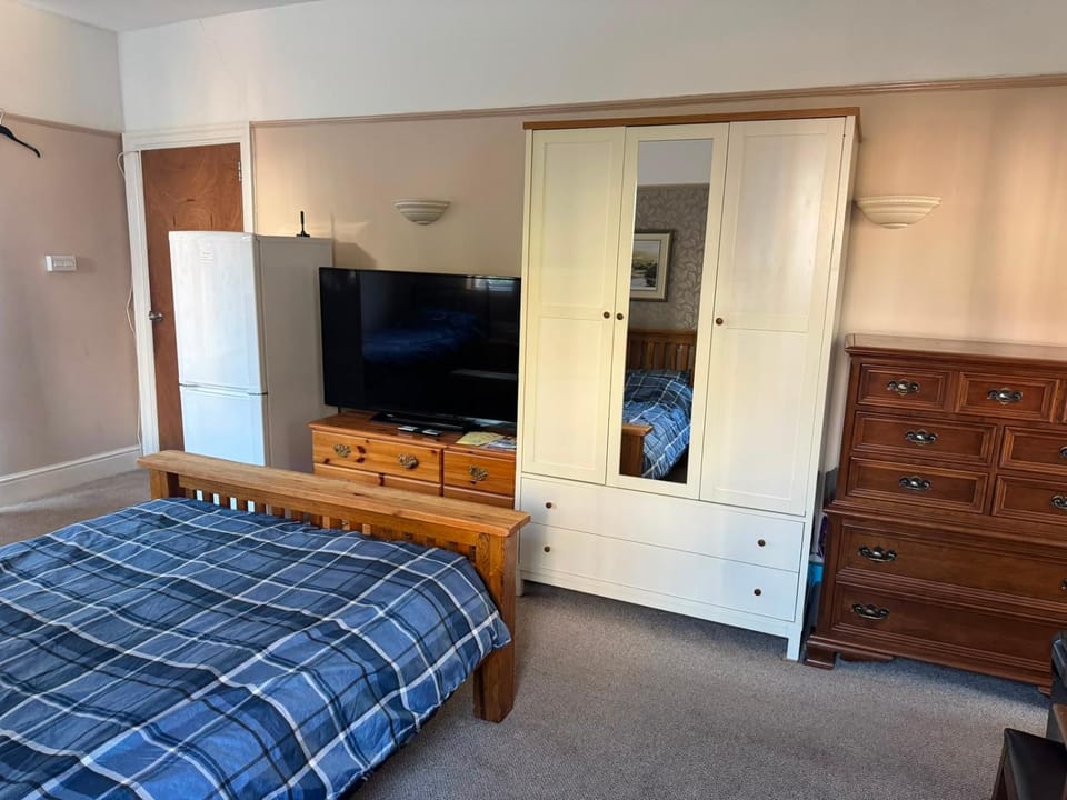 Bed, TV and multimedia, Photo of the whole room, Bedroom