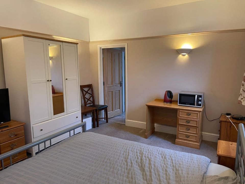 Bed, TV and multimedia, Photo of the whole room, Bedroom, wardrobe