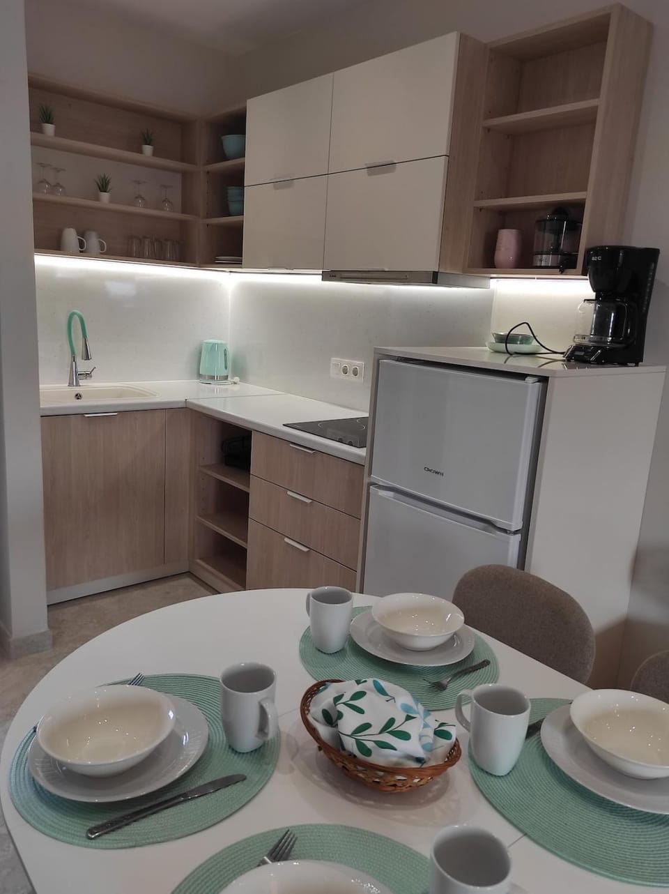 Kitchen or kitchenette, Dining area