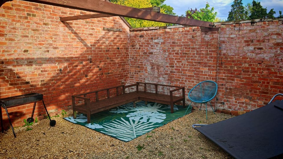 Lincoln Halo Dome, Hot Tub, Round Bed, Projector, Firepit, Games, Stargazer Roof Apartment in West Lindsey District
