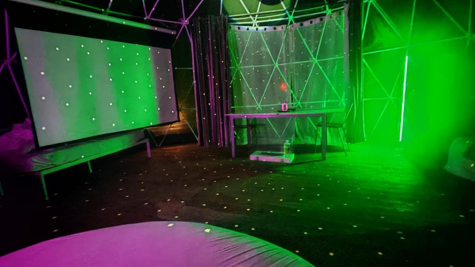 Lincoln Halo Dome, Hot Tub, Round Bed, Projector, Firepit, Games, Stargazer Roof Apartment in West Lindsey District