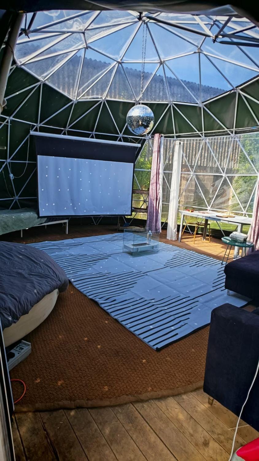 Lincoln Halo Dome, Hot Tub, Round Bed, Projector, Firepit, Games, Stargazer Roof Apartment in West Lindsey District