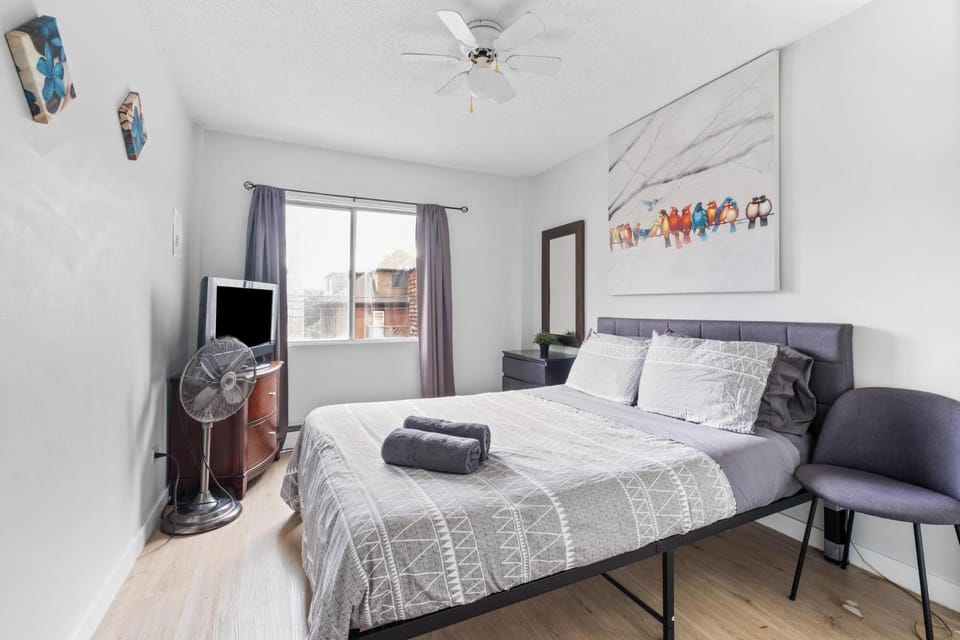 Bed, TV and multimedia, Photo of the whole room, Bedroom, fireplace, towels