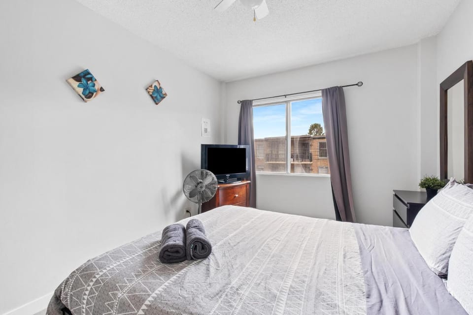 Bed, TV and multimedia, Bedroom