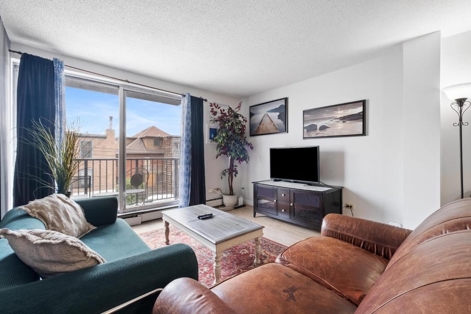 Bed, TV and multimedia, Photo of the whole room, Bedroom, fireplace, towels