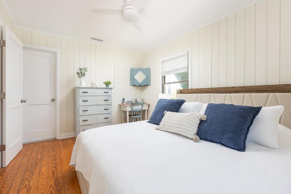 Newly Renovated Oceanfront Cottage House in Nags Head