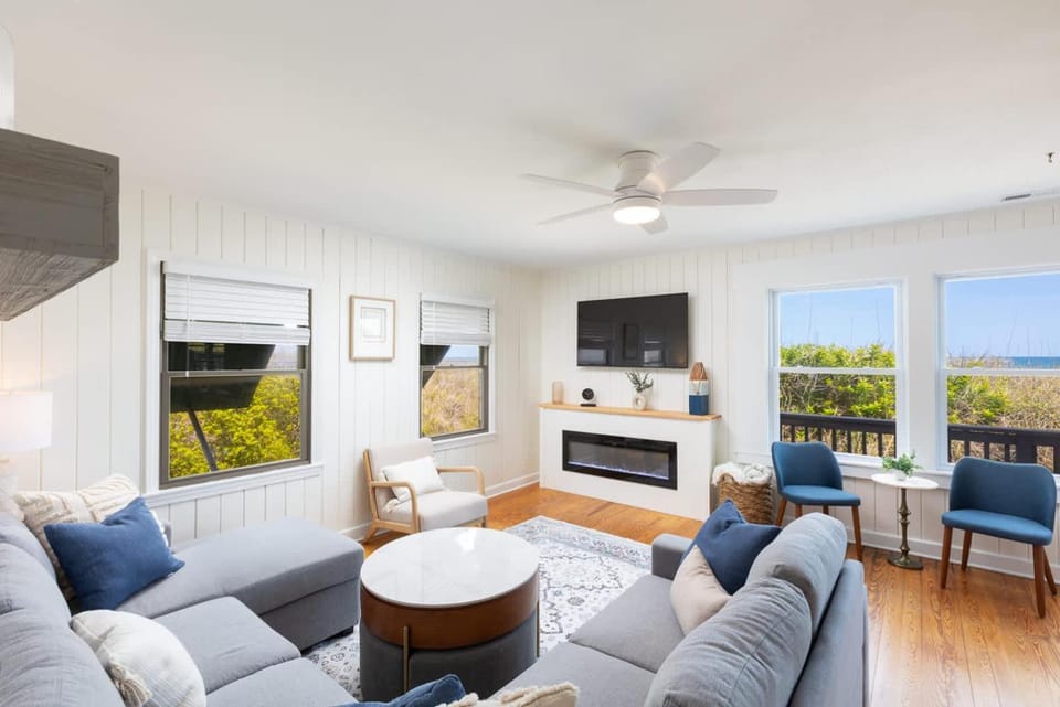 Newly Renovated Oceanfront Cottage House in Nags Head