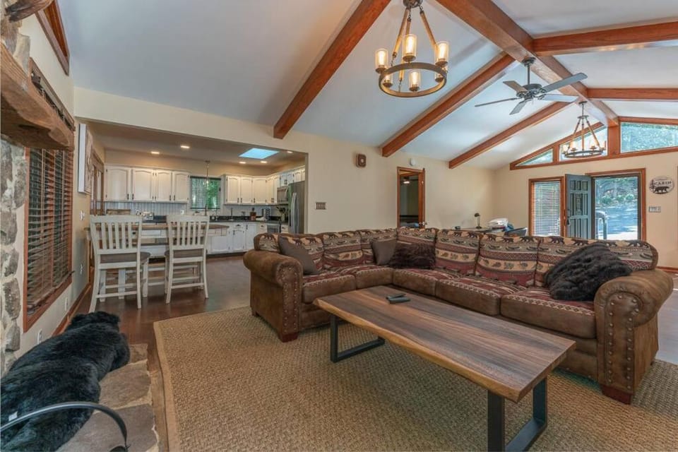 Lakefront Paradise - Hot Tub Game Rm Kayaks Dock House in Smith Mountain Lake