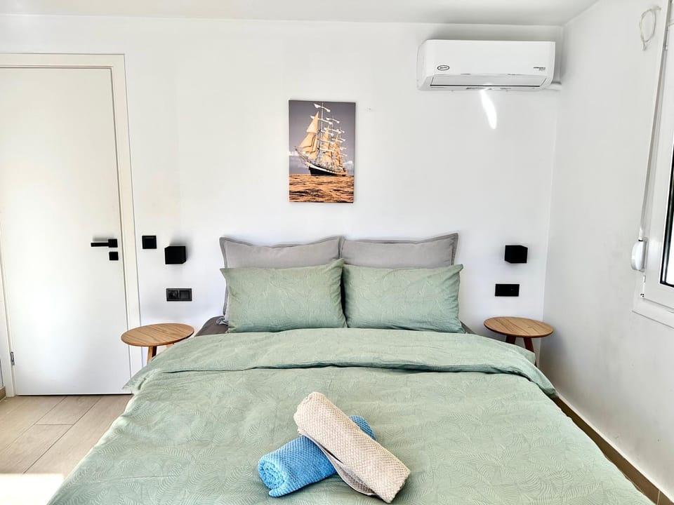 Bed, Bedroom, towels