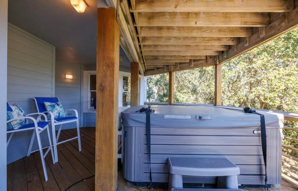 Downtown Duck Resort Perks Ocean Views & Hot Tub House in Duck