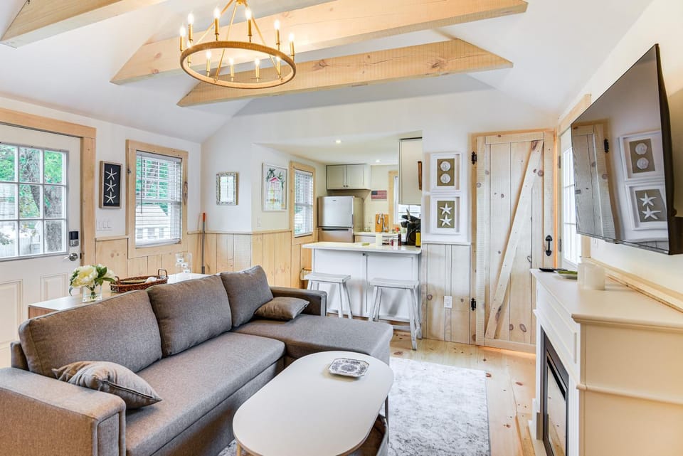 Walk to Shops & Dining: Cozy Osterville Cottage House in Osterville
