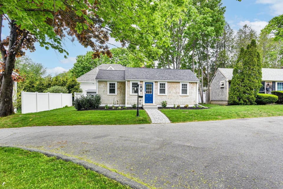 Walk to Shops & Dining: Cozy Osterville Cottage House in Osterville