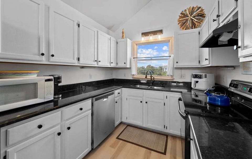 Oceanside with Pool Hot Tub and Updated Interior House in Corolla
