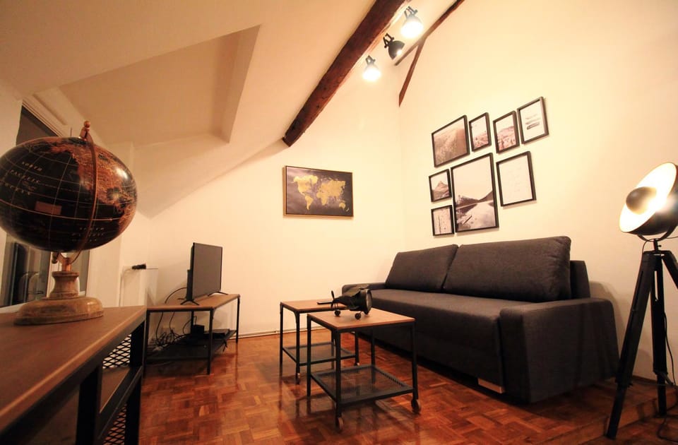 TV and multimedia, Living room, Seating area, internet