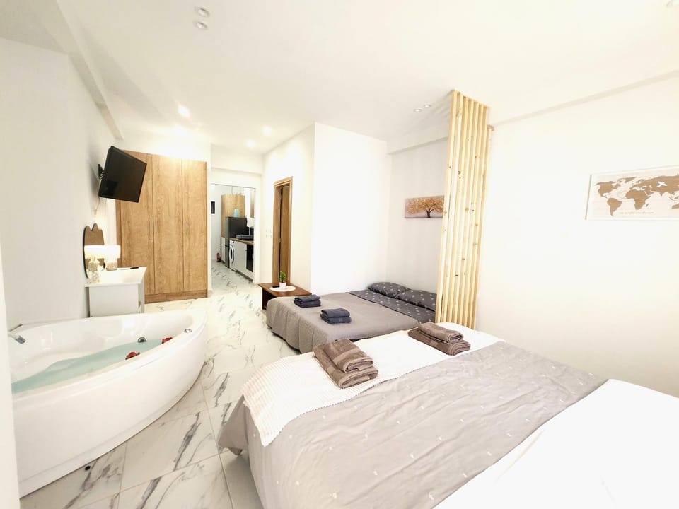 Bed, TV and multimedia, Photo of the whole room, Bedroom